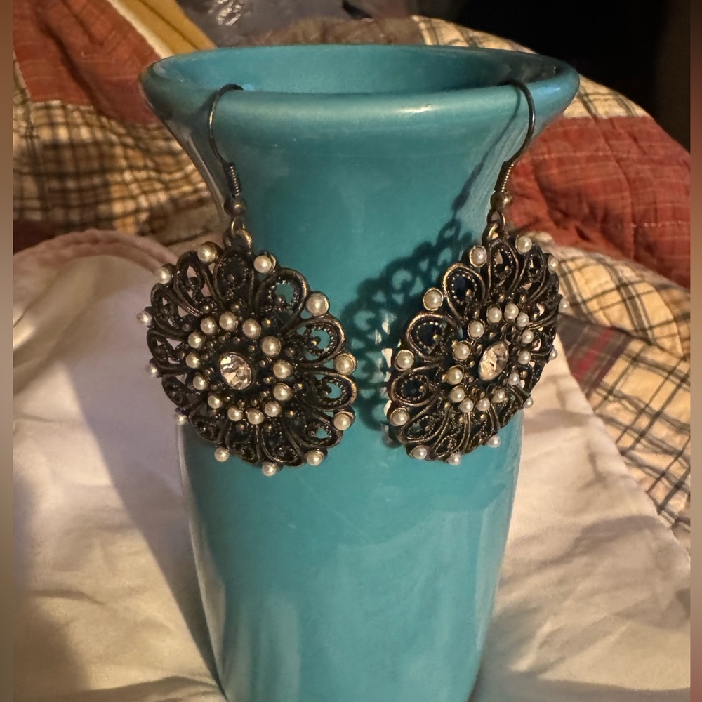 5/$15 Yellow n pearl earrings faux